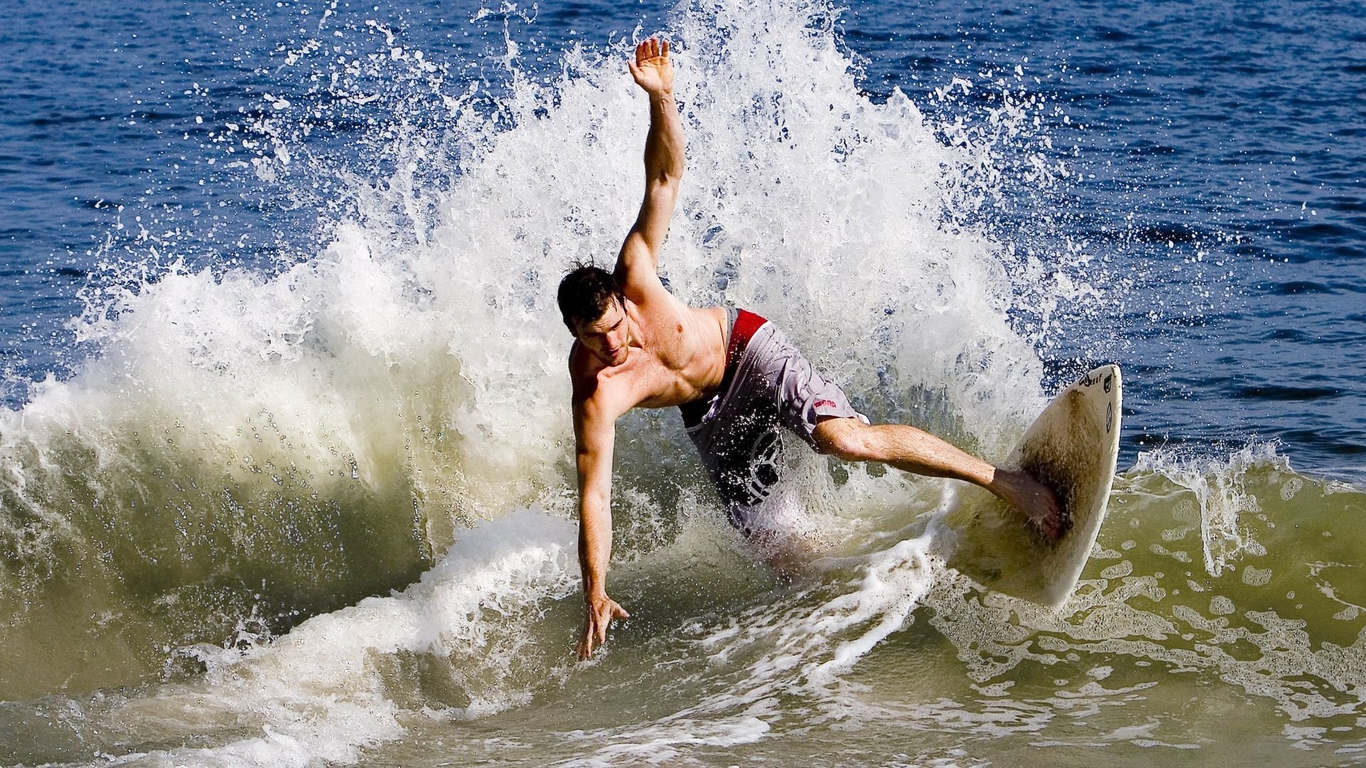 “新加坡见证泳池奇迹！2025世界游泳锦标赛极限挑战开启”